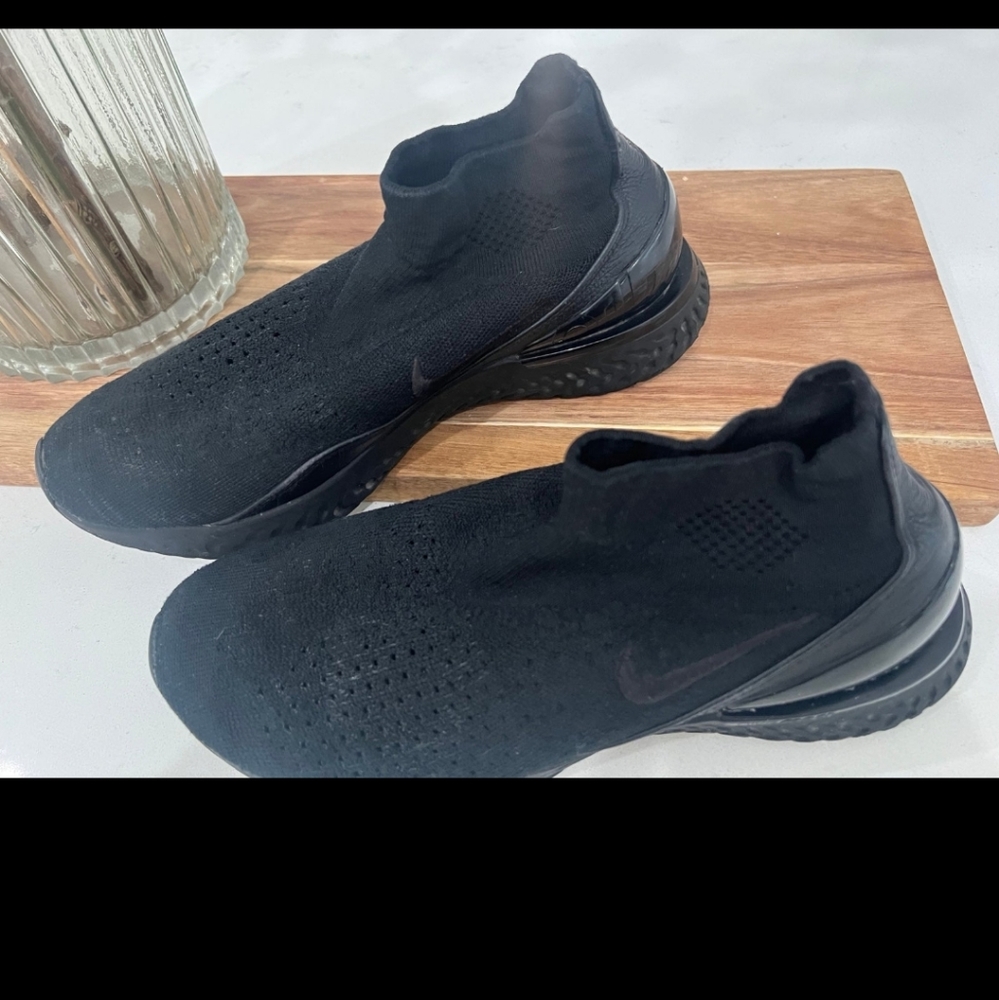 Nike Rise react flyknit shoes, women’s 9.5 Men’s 8
Good condition